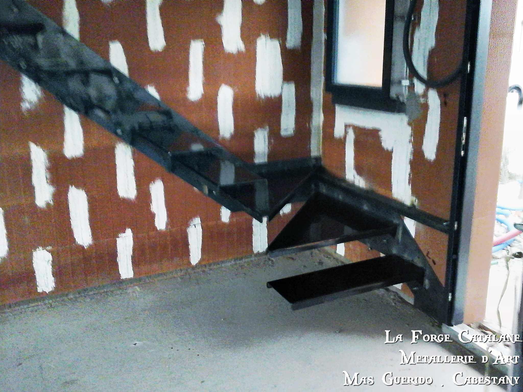 escalier marches supendues tole fer pliage quart tournant forge catalane 2.jpg